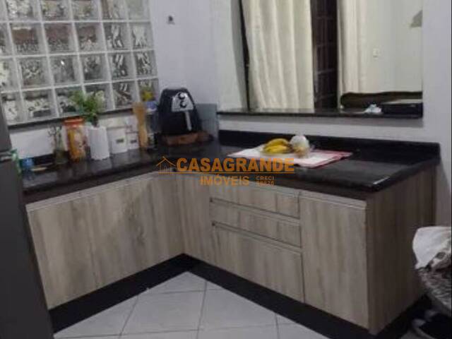 Casa para Venda em São José dos Campos - 3