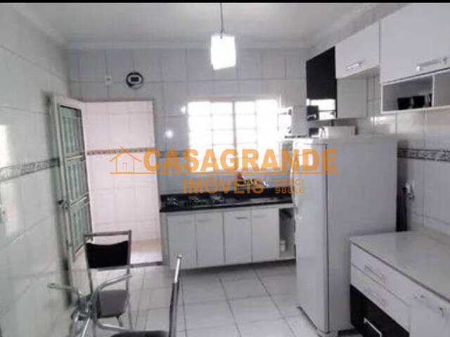 Casa para Venda em São José dos Campos - 3