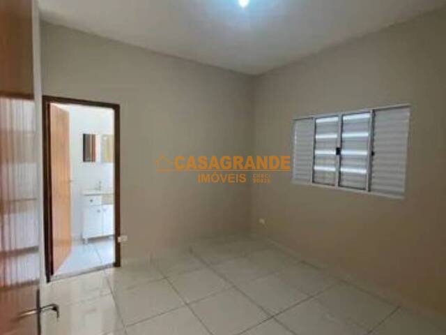 Casa para Venda em São José dos Campos - 4