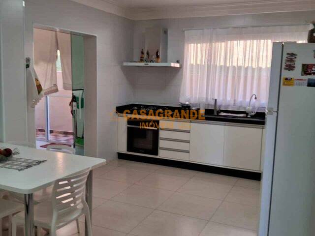 Casa para Venda em São José dos Campos - 3