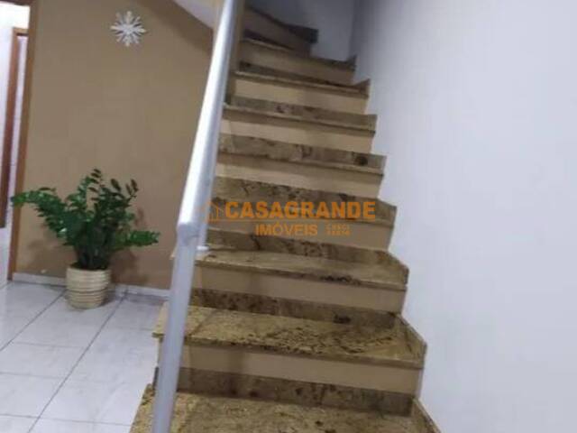 Casa para Venda em São José dos Campos - 3